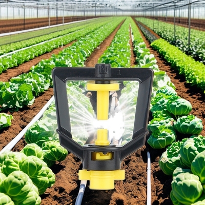 Tecnologia avanzata di irrigazione del prato con spruzzatori agricoli