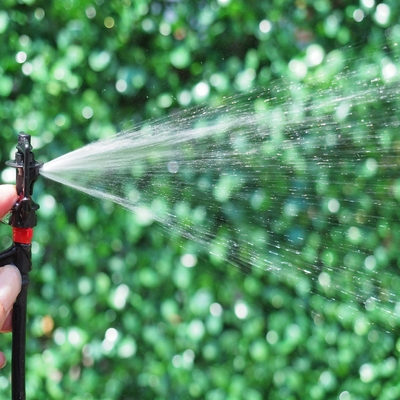 Sprinkler in plastica resistente per giardino a 360 gradi con collegamento rapido e design speciale