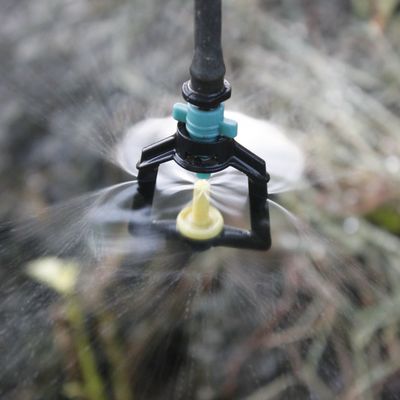 Sprinkler rotativo a atomizzazione rifrangente resistente per l'irrigazione agricola Garden 360