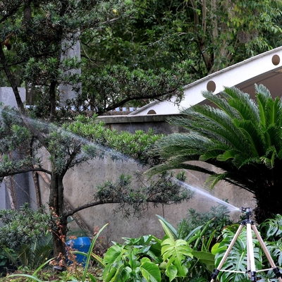 Sistema di irrigazione agricola di tipo vortex sprinkler resistente per una copertura massima