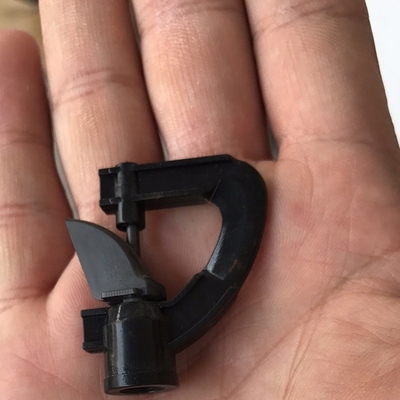 Sprinkler di irrigazione rotativo in plastica di ingegneria durevole per giardini all'aperto alla moda