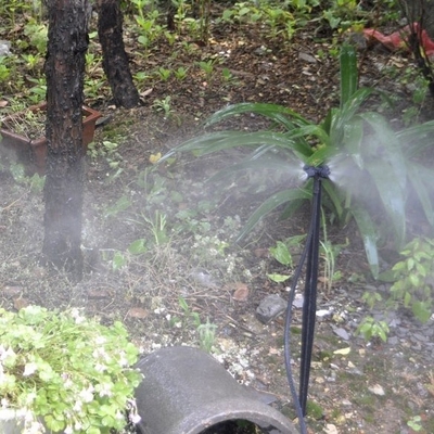 Sprinkler per l'irrigazione di giardini con raggio di spruzzatura da 0,9-1,0 M e materiale plastico di ingegneria