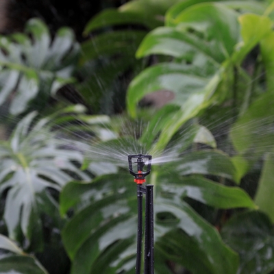 Sistema d'irrigazione per irrigatori di acqua agricola in posizione verticale con irrigatori di plastica